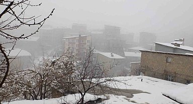 Hakkari'de 23 yerleşim yolu kapandı