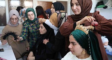 Hayallerini gerçekleştirmek isteyen kadınlar kuaförlük kursunda ter döküyor