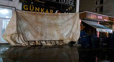 İki araca çarpan panelvan, iş yerine girerek durabildi