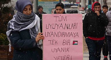 İki kardeş Gazze için her gün aynı yerde saatlerce bekliyor