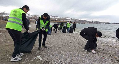 İmam Hatip Lisesi öğrencileri Van Gölü sahilini temizledi