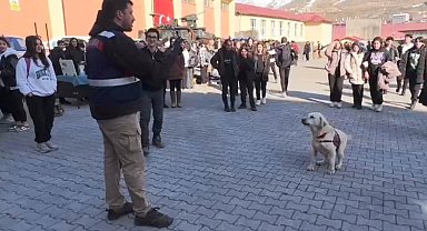 Jandarma, mesleğini öğrencilere tanıttı