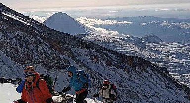 Kadın dağcılar Ağrı Dağı zirvesinde