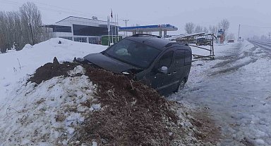 Kamyonet yoldan çıktı: 2 yaralı