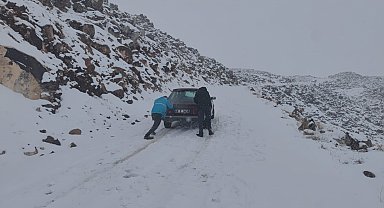 Kar yağışı sürücülere zor anlar yaşattı