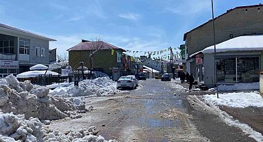 Karlıova Belediyesinden karla mücadele mesaisi