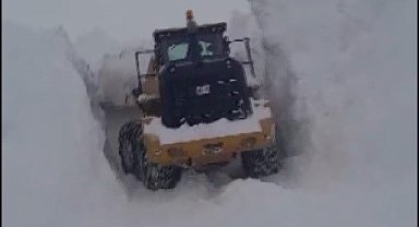 Karlıova'da yüksek rakımlı tepelerde karla mücadele