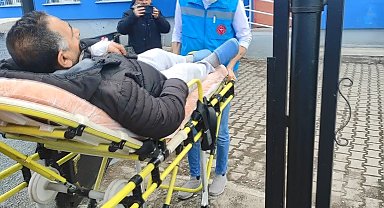 Kars'ta bir vatandaş sedye ile oy kullanmaya geldi