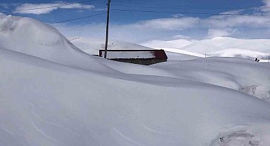 Kars'ta evler kar altında kaldı