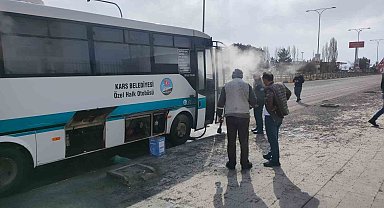 Kars'ta hareket halindeki dolmuş yandı