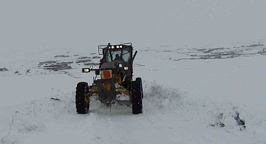 Kars'ta kar 47 köy yolunu ulaşıma kapadı