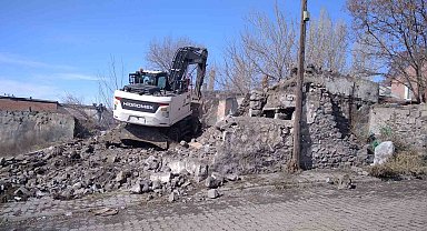 Kars'ta metruk yapıların yıkımı sürüyor