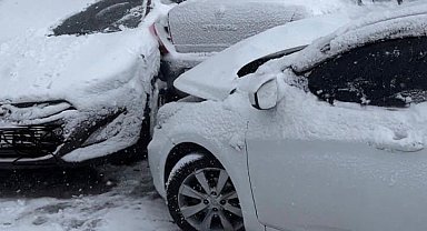 Kayganlaşan yol kazayı beraberinde getirdi