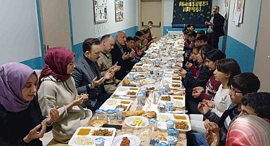 Kaymakam Bayram ve eşi öğrencilerle iftar yaptı