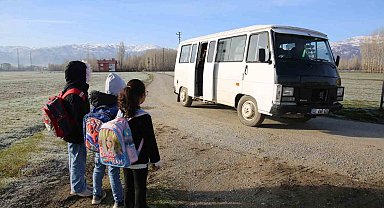 Krediyle aldığı aracı ücretsiz öğrenci servisine dönüştürdü