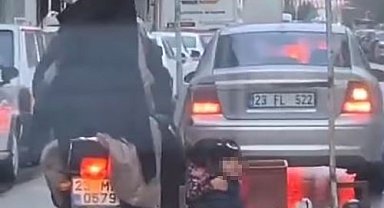 Küçük çocukların tehlikeli motosiklet yolculuğu kamerada
