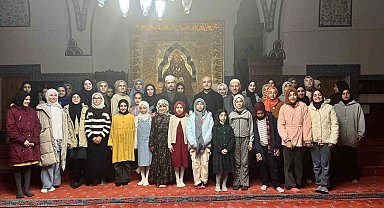 Kur'an kursu öğrencileri tarihi camide iftar açtı