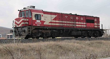 Lokomotifin çarptığı yaşlı adam yaralandı