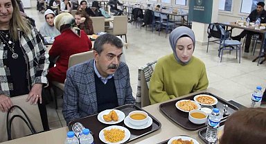 Milli Eğitim Bakanı Tekin öğrencilerle iftar yaptı