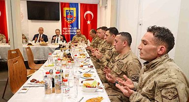 Muş Valisi Çakır, üs bölgesinde askerlerle iftar yaptı
