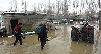 Muş'ta derenin taştığı köy su altında kaldı
