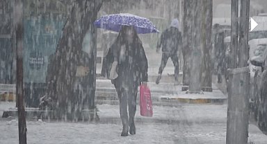 Muş'ta etkili olan kar yağışı 102 köy yolunu ulaşıma kapattı