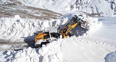Muş'ta kar kalınlığının 7 metreyi bulduğu yolda çalışma