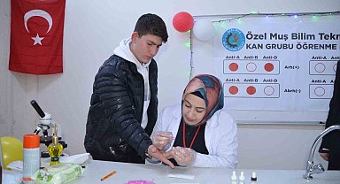 Muş'ta kimya öğretmeni yaptığı çalışmayla 3 saniyede kan grubunu tespit ediyor
