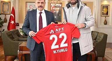 Mustafa Yumlu'dan Vali Çiftçi'ye forma