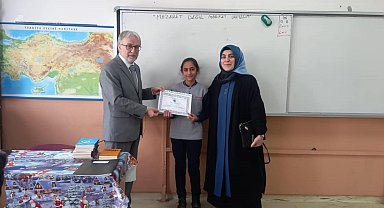 Namazını aksatmadan kılan gençler ödüllendirildi