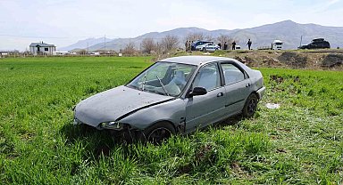 Otomobil tarlaya uçtu: 3 yaralı