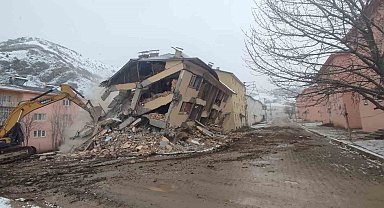 Pülümür'de, ağır hasarlı konutların yıkımına başlandı