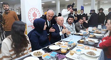 Şehrin yöneticileri, öğrencilerle iftar sofrasında buluştu