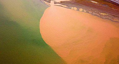 Sel suları Van Gölü'nü kahverengiye boyadı