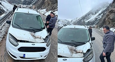 Seyir halindeki aracın üzerine kaya düştü