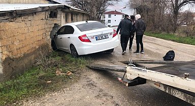 Sürücüsünün kontrolünden çıkan araç evin duvarına çarptı