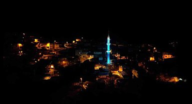 Tarihi cami ışıklandırmasıyla göz kamaştırıyor