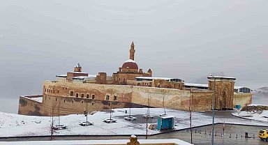 Tarihi saray sis ve kara gömüldü