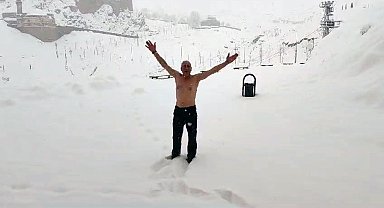 Tarihi sarayda kar banyosu