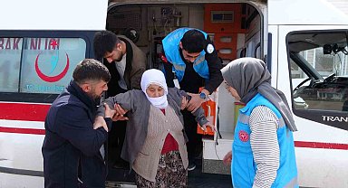 Tatvan'da 62 yaşındaki Sakine nine ambulansla oy kullandı