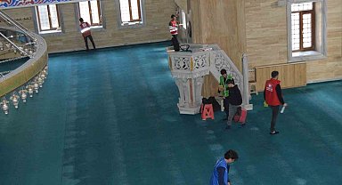 Tatvan'da gönüllülerden ramazan ayına özel camii temizliği