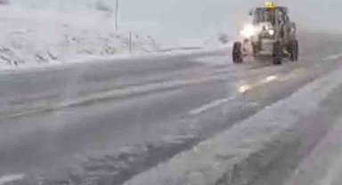 Tatvan'da kar yağışından dolayı köy yolları kapandı