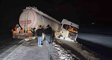 Tatvan'da yakıt yüklü tır yoldan çıktı, kaza ucuz atlatıldı