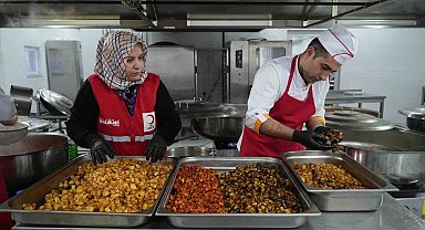 Türk Kızılay'ın aşevlerinde kazanlar ihtiyaç sahipleri için kaynıyor
