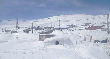 Türkiye'nin en yüksek rakımlı köyüyle ulaşım kesildi
