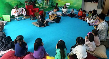 Unutulmaya yüz tutan masal geleneğini yaşatmaya çalışan üniversite öğrencileri anaokulu öğrencilerine derste masal anlatıyor