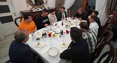 Vali Aydoğdu, iftarda öğrencileri evinde misafir etti