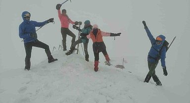 Van Gölü'ne dikkat çekmek için Berit Dağı'na tırmandılar