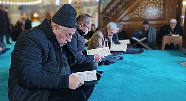 Van'da camilerde mukabele okunuyor