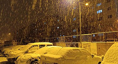 Van'da mart ayında lapa lapa kar yağdı